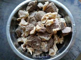 毛芋炖牛肉的做法步骤：1
