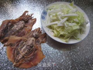 乌贼鲞炒大白菜的做法步骤：1
