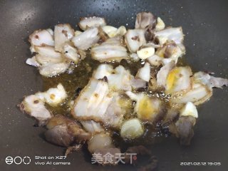洋葱白菜炒五花肉的做法步骤：3