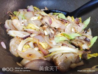 洋葱白菜炒五花肉的做法步骤：5