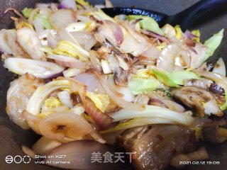洋葱白菜炒五花肉的做法步骤：6