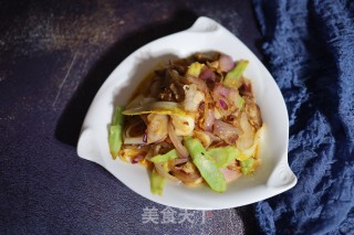 洋葱白菜炒五花肉的做法步骤：7