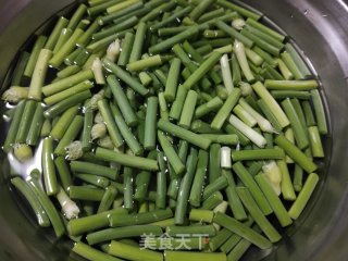 蒜薹香干炒鸡蛋的做法步骤：1