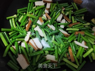 蒜薹香干炒鸡蛋的做法步骤：6