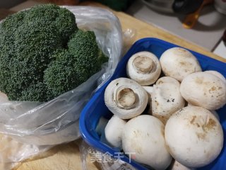 口蘑烧西蓝花的做法步骤：1