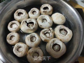 口蘑烧西蓝花的做法步骤：2