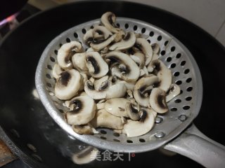 口蘑烧西蓝花的做法步骤：6