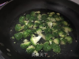 口蘑烧西蓝花的做法步骤：7