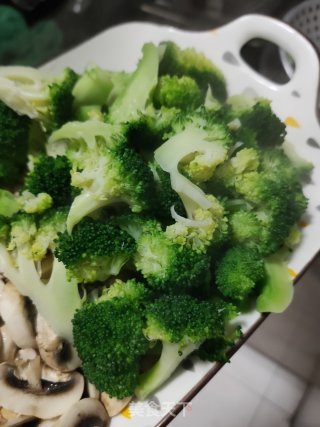 口蘑烧西蓝花的做法步骤：8