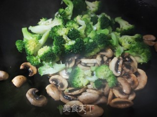 口蘑烧西蓝花的做法步骤：12