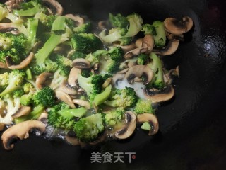 口蘑烧西蓝花的做法步骤：14