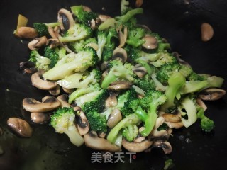 口蘑烧西蓝花的做法步骤：15