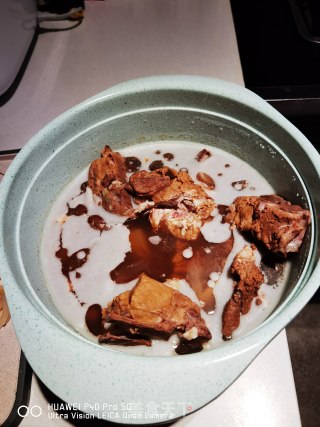 一锅出的酸菜汤大花卷的做法步骤：4