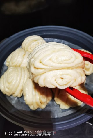 一锅出的酸菜汤大花卷的做法步骤：20