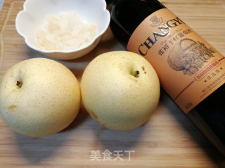 新年遇上情人节刷爆朋友圈的美食～红酒炖雪梨的做法步骤：1
