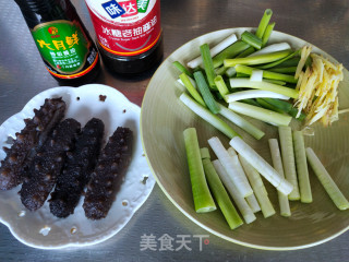 葱烧海参的做法步骤：1