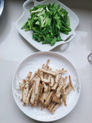 韭菜炒炸豆腐的做法步骤：1