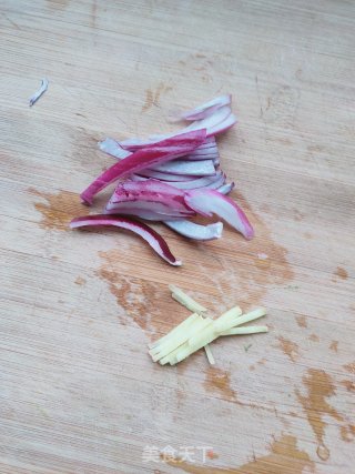 韭菜炒炸豆腐的做法步骤：2