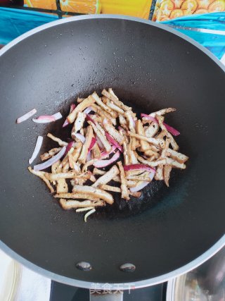 韭菜炒炸豆腐的做法步骤：4