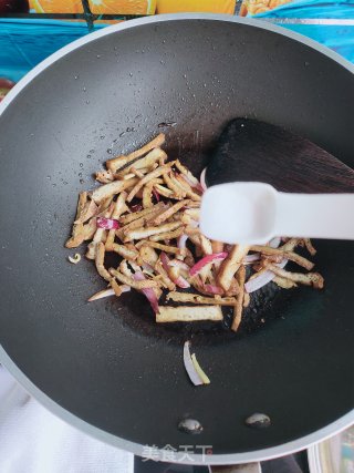 韭菜炒炸豆腐的做法步骤：5