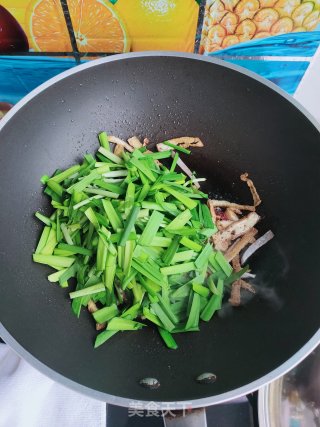 韭菜炒炸豆腐的做法步骤：6