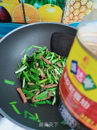 韭菜炒炸豆腐的做法步骤：7
