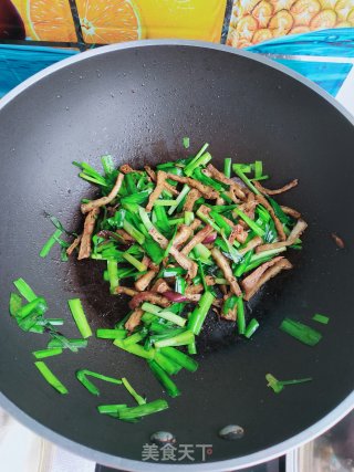 韭菜炒炸豆腐的做法步骤：8