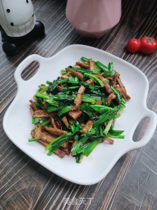 韭菜炒炸豆腐的做法步骤：10
