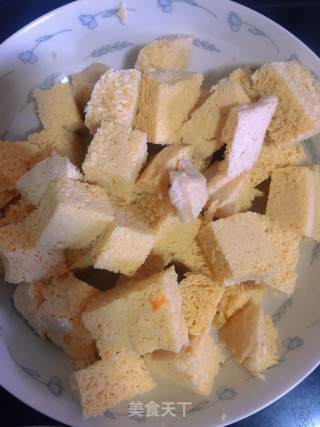 虎皮鹌鹑蛋烧冻豆腐的做法步骤：1