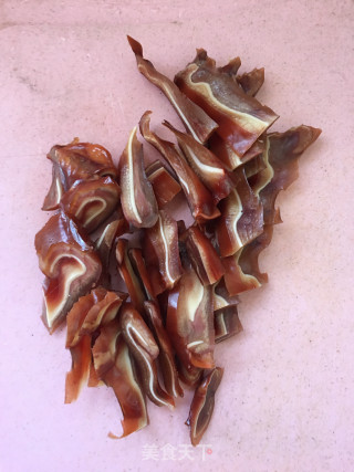 大蒜炒猪耳朵的做法步骤：2