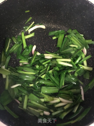 大蒜炒猪耳朵的做法步骤：4