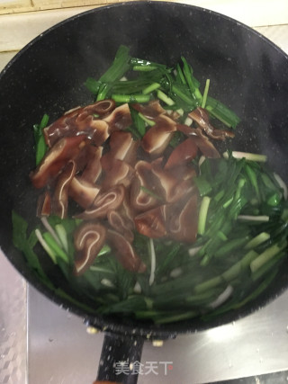 大蒜炒猪耳朵的做法步骤：5
