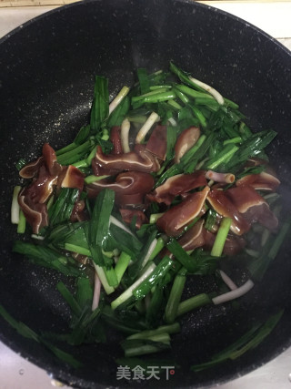 大蒜炒猪耳朵的做法步骤：6