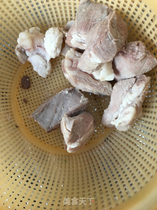 排骨咸肉冬笋腐竹汤的做法步骤：1