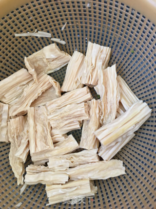 排骨咸肉冬笋腐竹汤的做法步骤：2