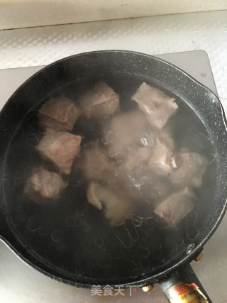 排骨咸肉冬笋腐竹汤的做法步骤：4