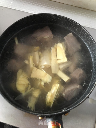 排骨咸肉冬笋腐竹汤的做法步骤：5