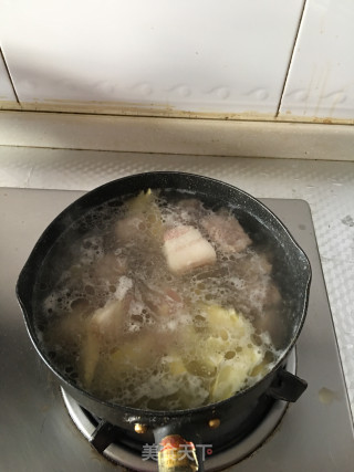 排骨咸肉冬笋腐竹汤的做法步骤：7