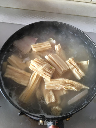 排骨咸肉冬笋腐竹汤的做法步骤：8