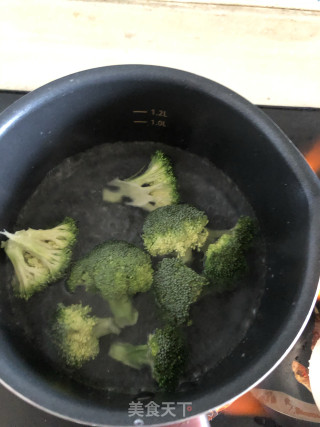 牛排西兰花的做法步骤：3