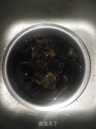 凉拌腐竹木耳的做法步骤：1