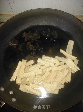凉拌腐竹木耳的做法步骤：3