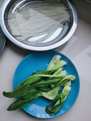 鸡汤米线的做法步骤：2
