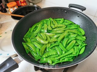 清炒荷兰豆的做法步骤：1