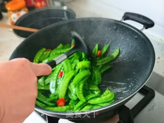 清炒荷兰豆的做法步骤：4