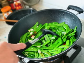 清炒荷兰豆的做法步骤：6