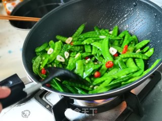 清炒荷兰豆的做法步骤：7