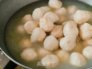 鲢鱼煮鱼丸的做法步骤：3