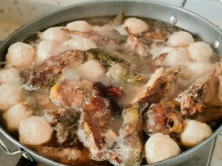 鲢鱼煮鱼丸的做法步骤：7