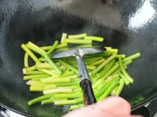 蒜苗炒牛肚的做法步骤：1